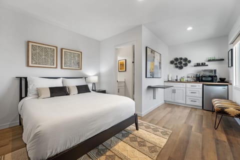 South O Bungalow 9 - Deluxe Work and Stay Queen Studio + Patio Apartment in Carlsbad