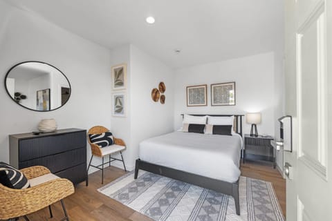 South O Bungalow 9 - Deluxe Work and Stay Queen Studio + Patio Apartment in Carlsbad