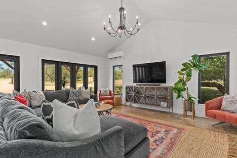 Rockhouse at Ololo Hot Tub Pool Sleeps 12 House in Fredericksburg