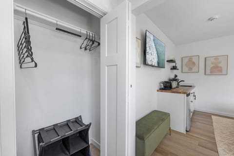 South O Bungalow 2 - Deluxe Queen Studio + Patio Apartment in Carlsbad