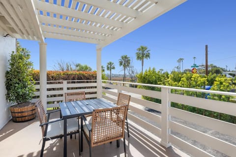 South O Bungalow 12 - Deluxe Double ADA Studio+XL Private Patio Apartment in Carlsbad