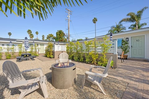 South O Bungalow 10 - Premium Deluxe King Studio + Patio Apartment in Carlsbad