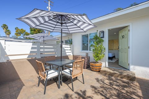 South O Bungalow 10 - Premium Deluxe King Studio + Patio Apartment in Carlsbad