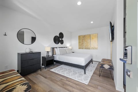 South O Bungalow 10 - Premium Deluxe King Studio + Patio Apartment in Carlsbad