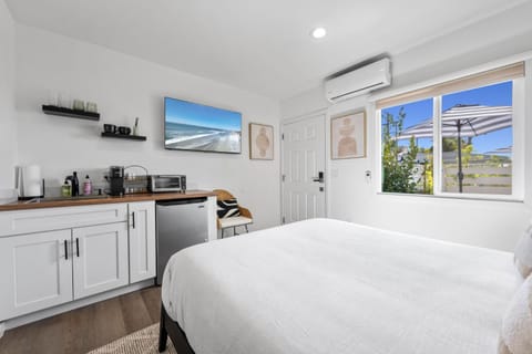 South O Bungalow 5 - Deluxe Queen Studio + Patio Apartment in Carlsbad