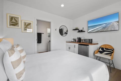 South O Bungalow 5 - Deluxe Queen Studio + Patio Apartment in Carlsbad