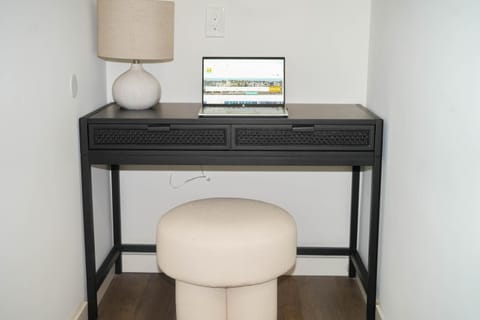 South O Bungalow 8 - Deluxe Work and Stay Queen Studio + Patio Apartment in Carlsbad