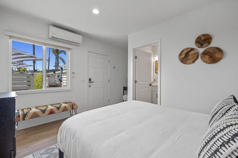 South O Bungalow 8 - Deluxe Work and Stay Queen Studio + Patio Apartment in Carlsbad