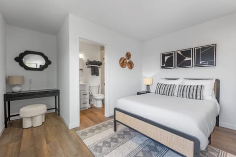 South O Bungalow 8 - Deluxe Work and Stay Queen Studio + Patio Apartment in Carlsbad