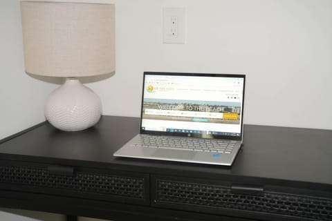 South O Bungalow 8 - Deluxe Work and Stay Queen Studio + Patio Apartment in Carlsbad