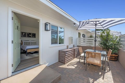 South O Bungalow 8 - Deluxe Work and Stay Queen Studio + Patio Apartment in Carlsbad