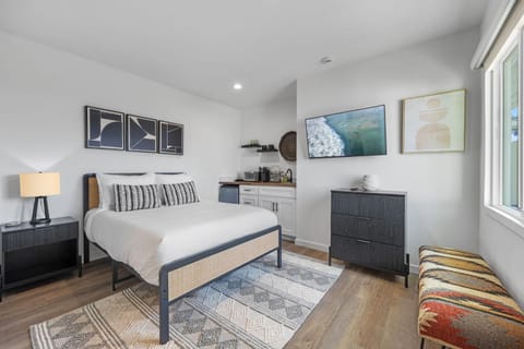 South O Bungalow 8 - Deluxe Work and Stay Queen Studio + Patio Apartment in Carlsbad