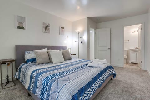 ocean views 3 blocks to beach AC downstairs House in La Jolla