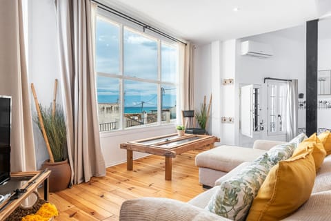Living room, Sea view, internet, air conditioner