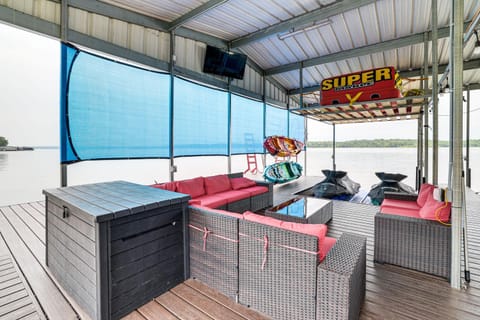 Lakefront Home with Private Dock in Grove House in Grove