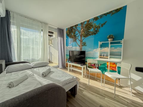 Bed, TV and multimedia, Living room, Evening entertainment