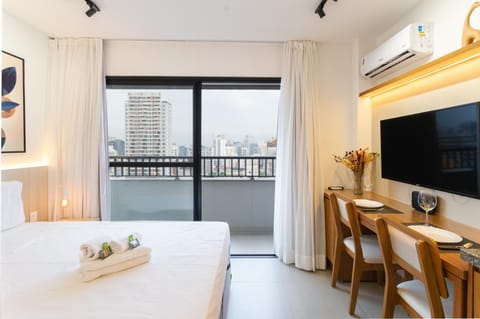 Bed, TV and multimedia, Balcony/Terrace, Photo of the whole room, Dining area, Bedroom, towels, air conditioner