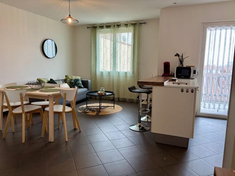 Living room, Seating area, Dining area, oven