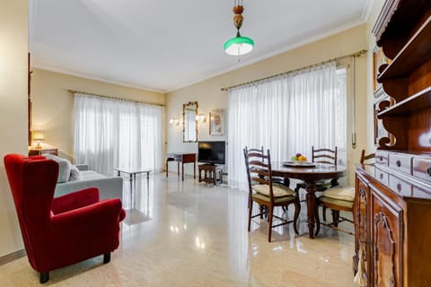 TV and multimedia, Living room, Seating area, Dining area