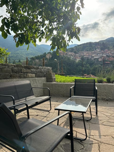 Natural landscape, Balcony/Terrace, Seating area, Mountain view