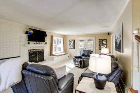 Near Lake Murray Family Getaway with Screened Porch House in Leesville