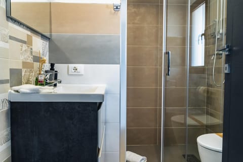 Shower, Toilet, Bathroom, TV and multimedia, bidet, towels