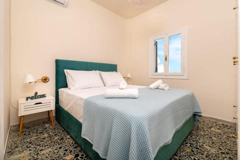 Bed, Bedroom, towels, air conditioner