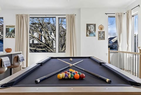 Hot Tub Poker Pool Table & Rooftop City MLS View House in Berry Hill