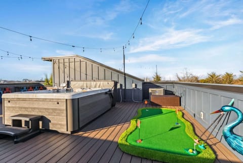 Hot Tub Poker Pool Table & Rooftop City MLS View House in Berry Hill