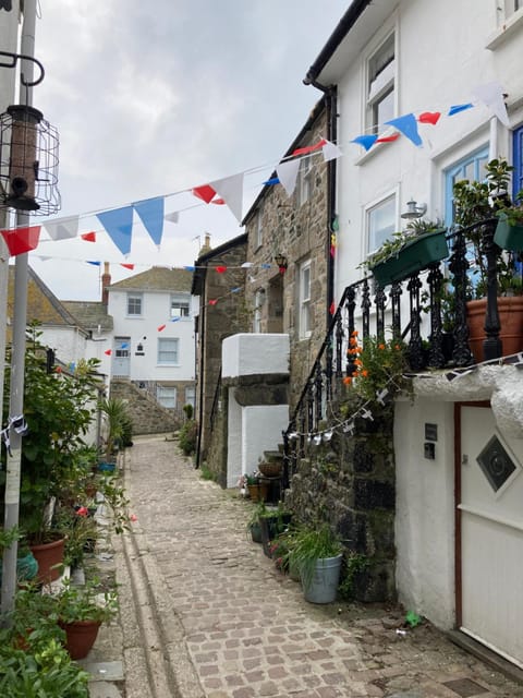 Ideally located cottage in Downalong St Ives House in Saint Ives