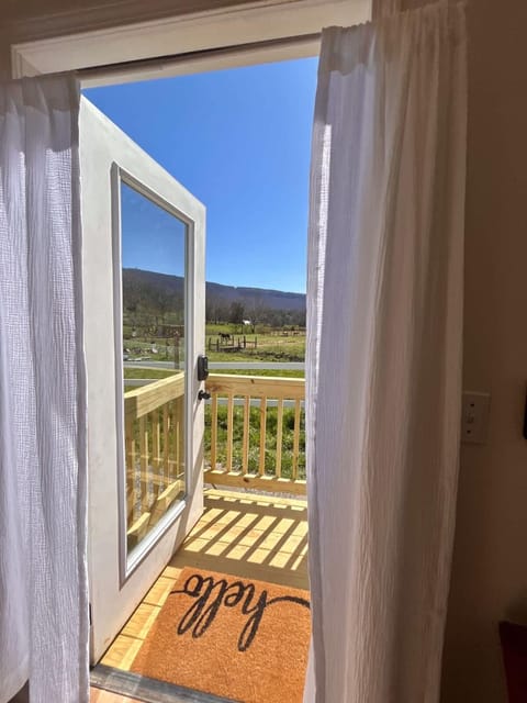 Quail Run Farm- Rustic Tiny Home 2 House in Chattanooga