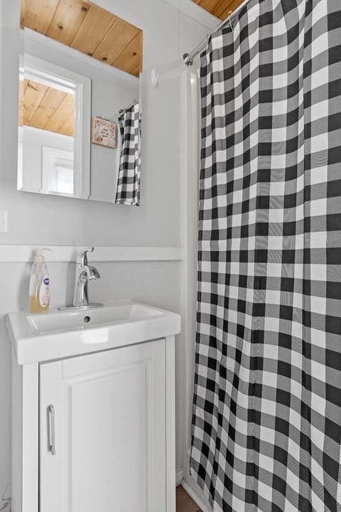 Quail Run Farm- Rustic Tiny Home 1 House in Chattanooga