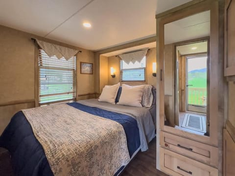 Quail Run Farm- Rustic Tiny Home 3 House in Chattanooga