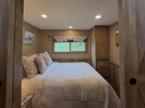 Quail Run Farm- Rustic Tiny Home 3 House in Chattanooga