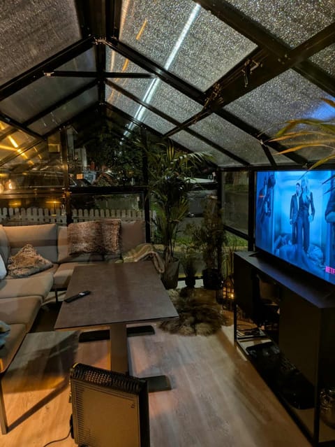 Communal lounge/ TV room, TV and multimedia, Living room, Seating area, Evening entertainment