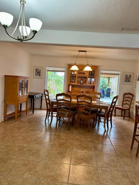 Seating area, Dining area