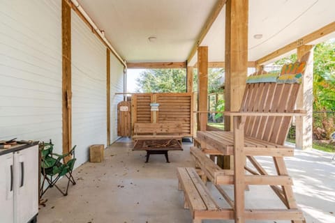 Central 2BR 2BA Easy Beach Access Sleeps 10 House in Bolivar Peninsula