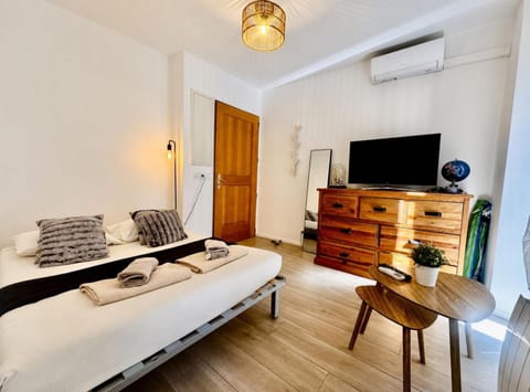 Bed, TV and multimedia, Living room, Photo of the whole room, Bedroom, wardrobe, air conditioner