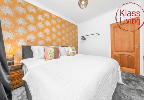Bed, Decorative detail, Bedroom, Guests, group of guests, cot, Family
