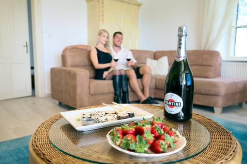 Living room, Food and drinks, Seating area, Food