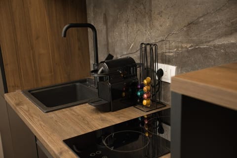 Coffee/tea facilities, Kitchen or kitchenette, stove