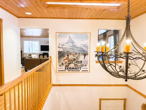 Mountain Retreat near Skiing, HotTub, PetFriendly Villa in Tahoe City