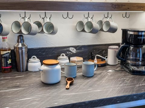 Mountain Retreat near Skiing, HotTub, PetFriendly Villa in Tahoe City