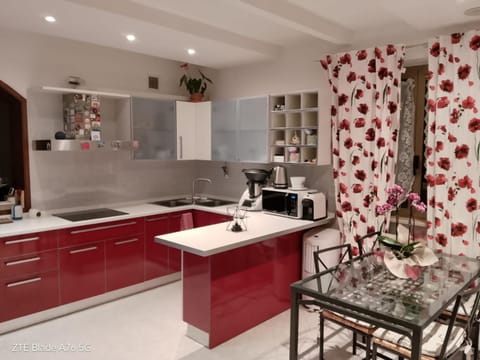 Coffee/tea facilities, Kitchen or kitchenette, toaster