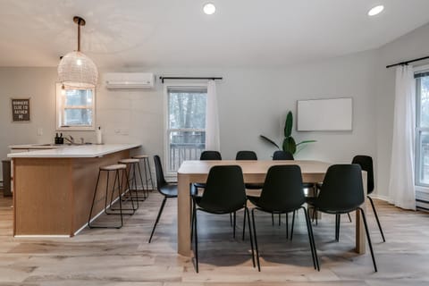 Dunes & Waves Retreat - Perfect Lake Getaway House in Wisconsin