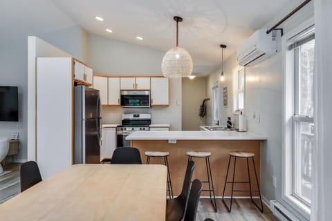 Dunes & Waves Retreat - Perfect Lake Getaway House in Wisconsin