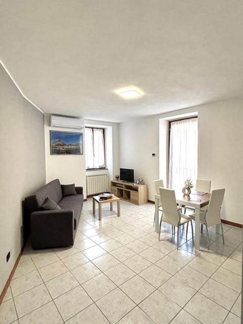 TV and multimedia, Living room, Seating area, Dining area, air conditioner