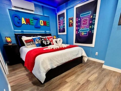 Bed, Photo of the whole room, Bedroom, air conditioner