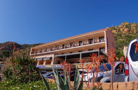 Les Flots Bleus Hotel in Ota