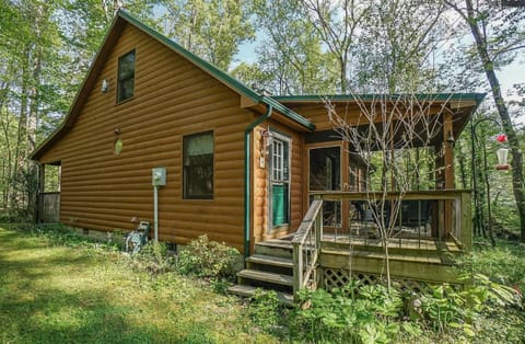 Cozy 2BR Cabin with Fire Pit & Whirlpool Tub, Screened Porch & so much more! Cabin in Sevier County